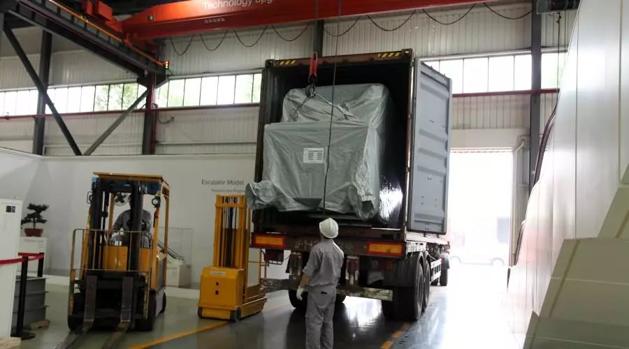 “熱火朝天迎下線，風(fēng)雨無(wú)阻忙發(fā)運(yùn)”—西尼機(jī)電 · 斯圖加特重載自動(dòng)人行道下線、發(fā)運(yùn)儀式隆重舉行！