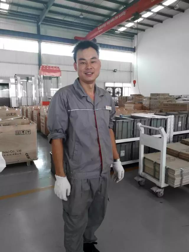 西尼小伙見(jiàn)義勇為-“污水河”中奮勇救起落水小女孩獲點(diǎn)贊